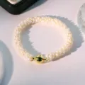 Gargantilla tipo choker de perlas de agua dulce blancas con cierre magnetico dorado. - Pulsera de Oruga con Hebilla Magnética / 70mm