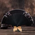 Eventail pliant japonais avec motif de fleurs de cerisier et support en bois élégant. - Éventail noir fleurs de cerisier 42 brins