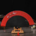 Abanico plegable de estilo vintage con elegante patrón de flor de ciruelo y soporte. - N.º 3 flor de ciruelo roja