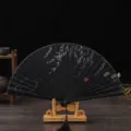 Éventail pliant en soie noire avec motif de saule blanc, style rétro pour danse et cadeau. - Os Noir Surface Noire Saule / Noir