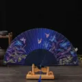 Éventail pliant de style chinois classique avec motif floral élégant et support en bois. - N° 1 Monture bleue et face bleu foncé (Lys)
