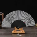 Éventail pliant traditionnel chinois en soie avec monture en bois noir et motif de bambou. - Os Noir Surface Grise Bambou / Gris