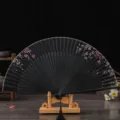 Abanico plegable negro de estilo japonés con motivo de flor de cerezo y soporte de madera - N.º 5 flor de cerezo negra