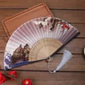 Éventail pliant traditionnel chinois japonais en tissu de soie et baleines en bambou. - Motif Grue et Pin