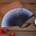 Vue rapprochée détaillée d'un éventail chinois classique avec dégradé noir et gris. - A09