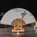 Éventail pliant chinois traditionnel en tissu de lin et baleines en bois pour hommes. - N° 1 Vide