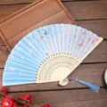 Eventail pliant traditionnel motif floral bleu, cadre bois sculpté et pompon pour la danse. - Style A01
