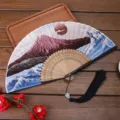 Eventail pliant de style japonais en tissu de soie et bambou avec art paysager de montagne. - Motif Vague de Montagne Fuji