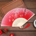 Éventail pliant de style chinois avec motif de cerisier, côtes en bambou et pompon. - Fleur de Cerisier Dégradé Rouge (A08)