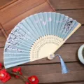 Abanico plegable tradicional de seda con varillas de bambú caladas, ideal para danza o regalo. - Estilo A04
