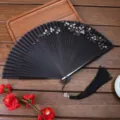 Eventail pliant noir de style chinois avec motif de fleurs de cerisier et gland pour danse. - Style FJ-01