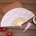 Éventail pliant en dentelle rose avec côtes en bambou et pompon pour mariage et danse. - Style B