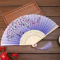 Ventaglio pieghevole tradizionale con fiori di ciliegio, elegante accessorio per danza Hanfu. - A03
