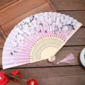 Abanico plegable de seda estilo japonés con motivo de cerezo, varillas de madera y borla rosa. - Estilo A05