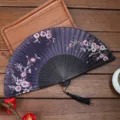 Eventail pliant en soie de style chinois avec motif de fleurs et pompon noir élégant - Style B