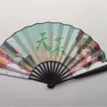 Éventail pliant style chinois rétro avec design de personnage d'opéra et côtes noires. - Style Éthéré