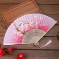 Eventail pliable chinois avec motif de fleurs de cerisier et pompon rose, idéal pour danse. - A02