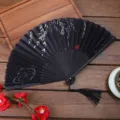 Abanico plegable antiguo con superficie de seda negra y elegantes motivos de sauce para Hanfu. - Estilo A09