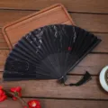 Abanico plegable negro de estilo chino con delicado patrón de sauce y borla para danza o regalo. - Planta de Caligrafía Negra (A12)