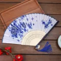 Éventail pliable chinois en bambou avec motif floral bleu éventail décoratif variante - Porcelaine Bleu et Blanc (A14)