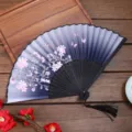 Abanico plegable azul degradado con flores de cerezo y borla, elegante abanico de seda. - Estilo A11