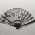Éventail pliant style chinois à baleines noires de 10 pouces avec motifs tendance pour fête. - 大聪明