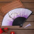 Eventail pliant classique avec motif de fleurs de prunier violet et pompon élégant. - A05