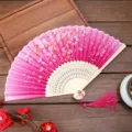 Abanico de seda plegable degradado rosa con patrón floral y borla para danza Hanfu y regalo. - Estilo A13