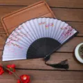 Ventaglio pieghevole cinese con fiori di prugno e nappa. Perfetto accessorio per danza Hanfu. - A11