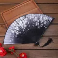 Eventail pliant de style chinois avec motif de cerisier dégradé noir et gland délicat. - A07