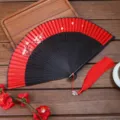Traditioneller chinesischer Fächer in Rot und Schwarz mit Quaste für Hanfu und Tanz. - FJ-08 Stil