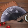 Ventaglio pieghevole vintage nero sfumato con peonia, variante di ventaglio da danza tradizionale. - A14