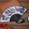 Elegante ventaglio pieghevole cinese tradizionale con stecche nere e pittura a inchiostro. - A16