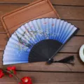Ventaglio pieghevole cinese blu sfumato con stampa floreale e nappa nera per la danza. - A21