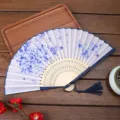 Ventaglio pieghevole tradizionale cinese con motivo floreale blu e bianco e nappa elegante. - A22
