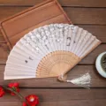 Ventaglio pieghevole tradizionale cinese con stampa di fiori di ciliegio e stecche in legno. - A24