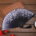 Ventaglio pieghevole nero con motivo di ciliegio, ventaglio a mano vintage per danza e costume - A27 Floreale Sfumato Nero Viola