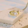 Französischer Vintage verstellbarer Goldring mit Perle und filigranem Blumenmuster. - Spitze Stil
