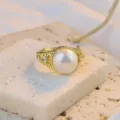 Eleganter französischer Naturperlenring mit verstellbarem goldenem Metallring. - Hohler Spitzen Strass Stil