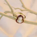 Eleganter Perlenring mit roter Emaille und Goldfinish, verstellbarer offener Ring. - Chinesischer Flaschenkürbis Set Stil