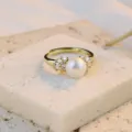 Verstellbarer Perlenblütenring, Gold-Finish mit Zirkonia-Seitensteinen, elegantes Schmuckstück - Turm Strass Stil