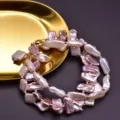 Vista dettagliata del bracciale di perle barocche multistrato fatto a mano, design elegante. - Bracciale di perle barocche a tre strati