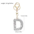 Detailansicht des glänzenden Strass-Buchstaben D Metall-Schlüsselanhängers und Taschenanhängers. - Buchstabe D - Weißer Strass