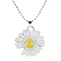 Primer plano de un collar con colgante de margarita de moda con cadena de cuentas y diseño. - Collar de Margarita de Rayo / Plateado