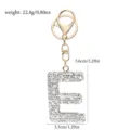 Nahaufnahme des funkelnden Strass-Buchstaben-E-Schlüsselanhängers mit glänzenden Kristallen. - Buchstabe E - Weißer Strass