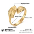 Detalle de pulsera brazalete abierta de hoja dorada en acero inoxidable pulido. - Pulsera de Plumas