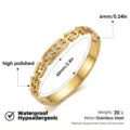 Brazalete de eslabones de acero inoxidable dorado con circonitas brillantes, diseño chic. - Brazalete de clip con estrás