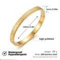 Pulsera rígida de acero inoxidable dorada con diseño ranurado, impermeable e hipoalergénica. - Brazalete con patrón de grogrén de sarga