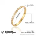 Detalle de pulsera de acero inoxidable dorado con diamantes, acabado brillante elegante - Brazaletes de trébol de cuatro hojas con strass completo