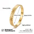 Pulsera rígida trenzada de acero inoxidable dorado con acabado pulido y cierre de bisagra. - Brazalete con patrón de espiga de trigo